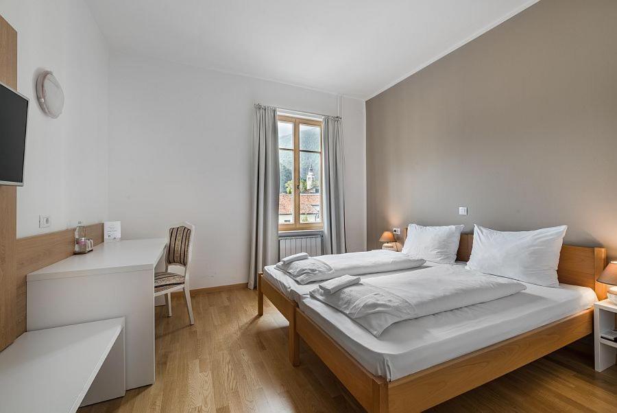 Hotel Dvorec تولمين المظهر الخارجي الصورة